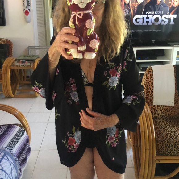 Jackets & Blazers - Beautiful floral kimono.